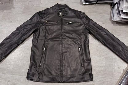 Veste en cuir PU de qualité supérieure avec col montant et coupe ajustée, cardigan chaud à fermeture éclair avec plusieurs poches | PY31 