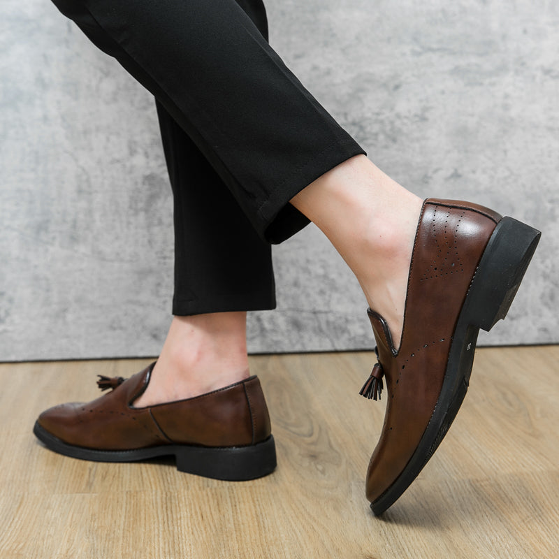 Mocassini in vera pelle Scarpe da esterno Scarpe casual in pelle intagliata con nappine a punta | 8739 